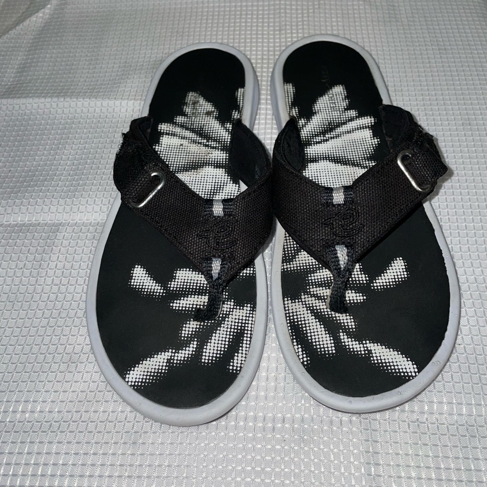 Easy Spirit Black and White Floral Toe-Post Sandals